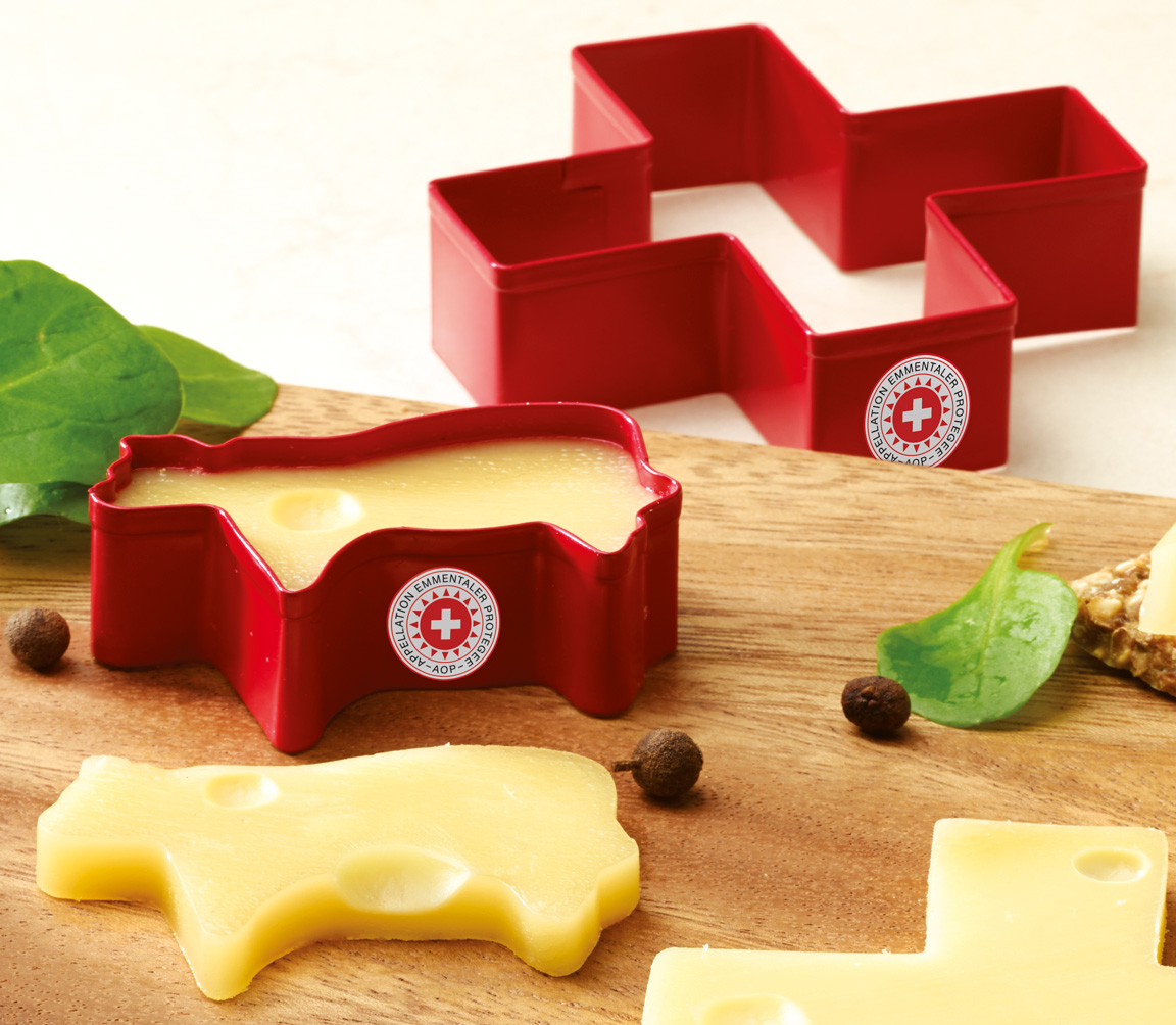photo d'un plateau de fromage avec des emportes-pièces pour découper le fromage en forme de croix et de vache
