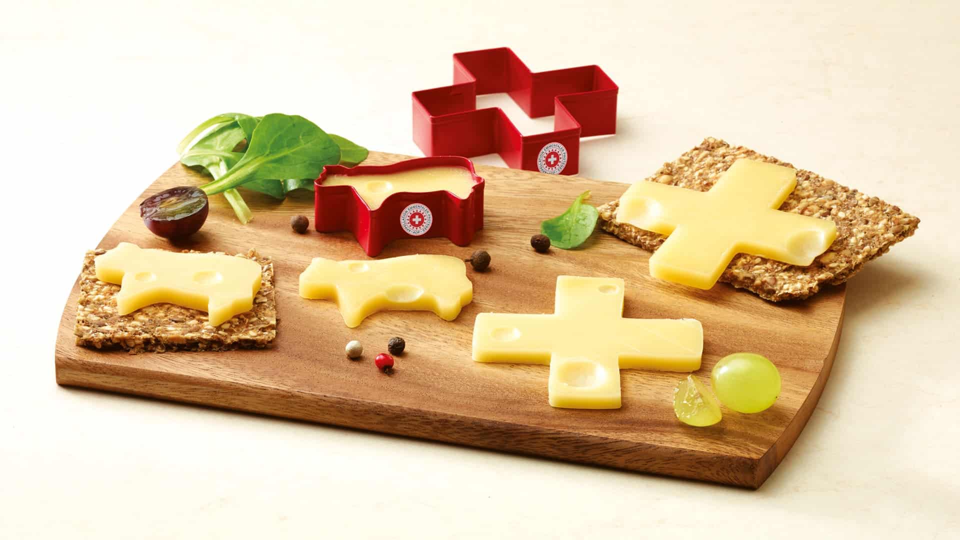 photo d'un plateau de fromage avec des emportes-pièces pour découper le fromage en forme de croix et de vache