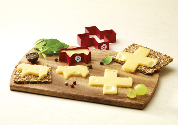 photo d'un plateau de fromage avec des emportes-pièces pour découper le fromage en forme de croix et de vache