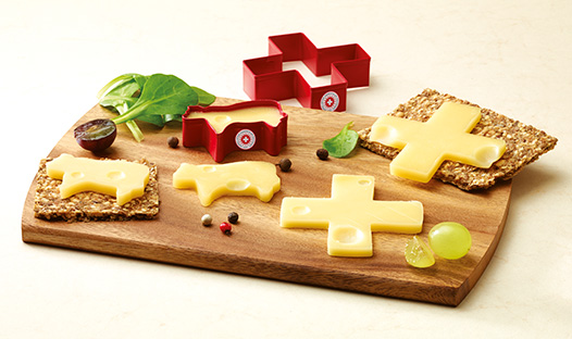 photo d'un plateau de fromage avec des emportes-pièces pour découper le fromage en forme de croix et de vache