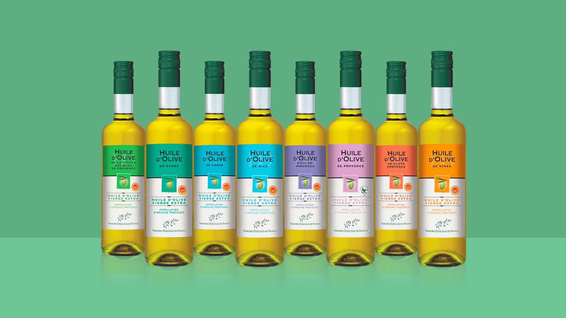 8 bouteilles d'huile d'olive sur un fond couleur olive vert